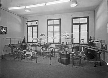 Fiera Campionaria di Vicenza 1953 Stand Fonzaghi Macchine per Maglieria Fiera Campionaria di Vicenza 1953 Stand Fonzaghi Macchine per Maglieria