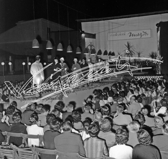 Fiera Campionaria di Vicenza 1956: Sfilata di Moda. Pellicola - negativo bianco e nero fto mm 60x60