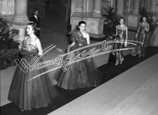 Fiera Campionaria di Vicenza 1951 : Alta Moda al Teatro Olimpico. cartoncino fto 180x240 mm stampa fotografica bianco e nero