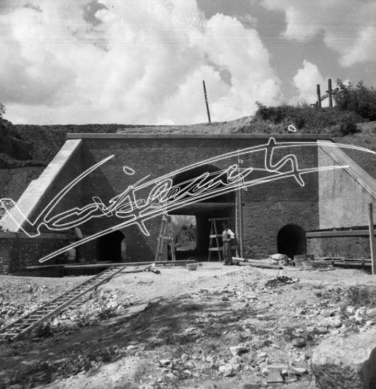 Montebello Vicentino: Ponte sul fiume Guà. Pellicola - negativo bianco e nero fto mm 60x60