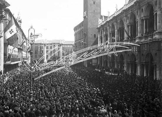 Piazza dei Signori. lastra di vetro - negativo bianco e nero fto mm 90x120