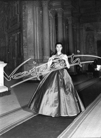 Fiera Campionaria di Vicenza 1951 : Alta Moda al Teatro Olimpico. cartoncino fto 180x240 mm stampa fotografica bianco e nero