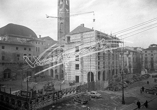Piazza Biade: Municipio di Vicenza. pellicola - negativo bianco e nero fto mm 90x120