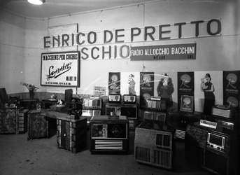 Fiera Campionaria di Vicenza 1948 Stand della ditta Enrico De Pretto Fiera Campionaria di Vicenza 1948 Stand della ditta Enrico De Pretto