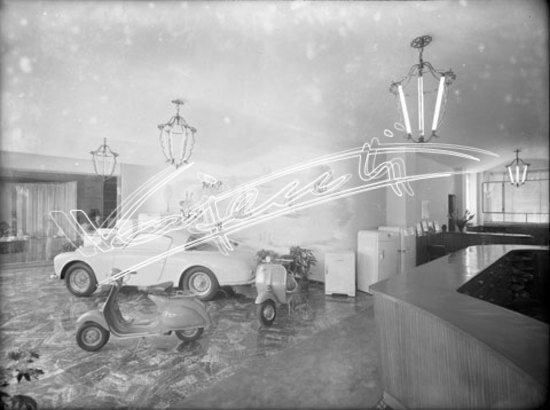 Lino Franceschetti : Concessionaria Alfa Romeo e Piaggio. lastra di vetro - negativo bianco e nero fto mm 180x240