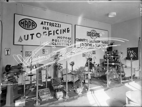 Fiera Campionaria di Vicenza 1947 : Stends delle Ditte Ceccato Compressori e Mapa Attrezzature per Autofficine.. lastra di vetro - negativo bianco e nero fto mm 180x240