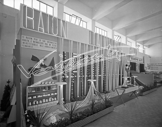 Fiera Campionaria di Vicenza 1949: Stand Italviscosa. Lastra di vetro - negativo bianco e nero fto mm 240X300