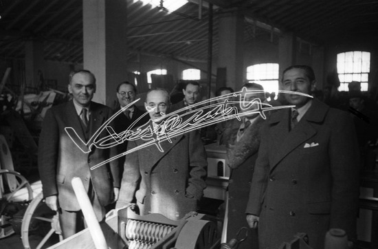 Fiera Campionaria di Vicenza 1948 : On. Antonio Cavalli: Visita alle industrie Vicentine. Pellicola - negativo bianco e nero f.to mm 24X36