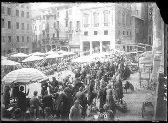 Piazza delle Erbe. lastra di vetro - negativo bianco e nero fto mm 130x180
