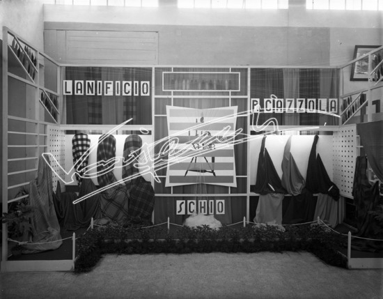 Fiera Campionaria di Vicenza 1949 : Stand Lanificio Cazzola. Lastra di vetro - negativo bianco e nero fto mm 240X300