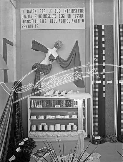 Fiera Campionaria di Vicenza 1949: Stand Italviscosa. Lastra di vetro - negativo bianco e nero f.to mm 180X240