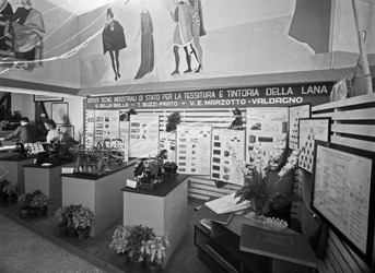 Fiera Campionaria di Vicenza 1951 Stand Istituti Tecnici Industriali di Stato per la tessitura e tintoria della lana Q. Sella Biella T. Buzzi Prato V.E. Marzotto Valdagno