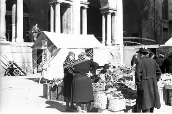 Piazza delle Erbe. pellicola - negativo bianco e nero fto mm 24X36