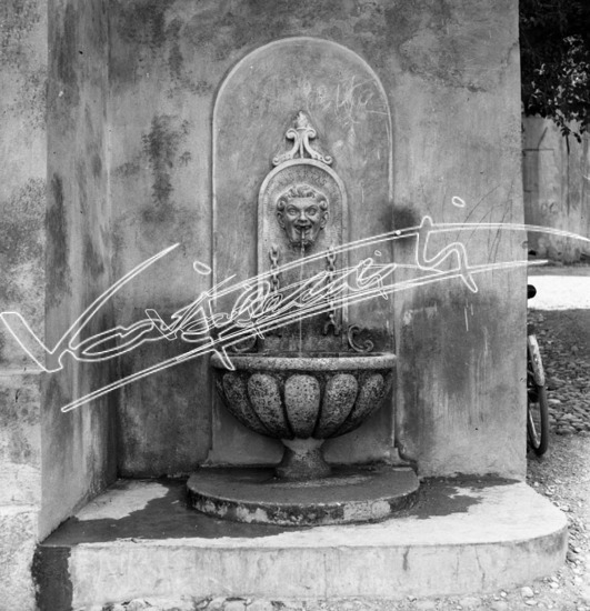 Montebello Vicentino: Fontana. Pellicola - negativo bianco e nero fto mm 60x60