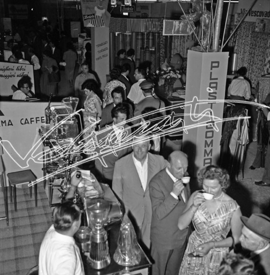 Fiera Campionaria di Vicenza 1956: Pubblico. Pellicola - negativo bianco e nero fto mm 60x60