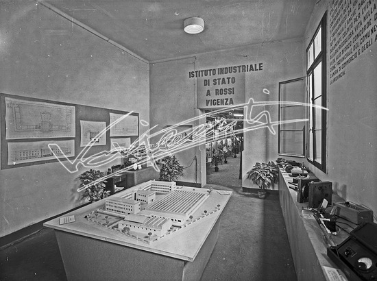 Fiera Campionaria di Vicenza 1952: Stand dell`Istituto Industriale di Stato A. Rossi. lastra di vetro - negativo bianco e nero fto mm 180x240