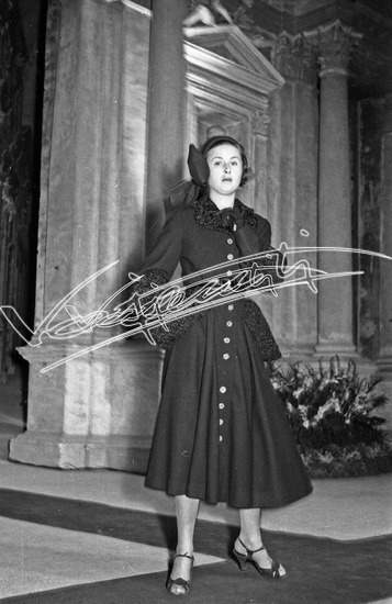 Fiera Campionaria di Vicenza 1949: Alta Moda al Teatro Olimpico. Pellicola - negativo bianco e nero f.to mm 24X36