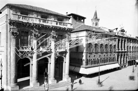 Piazza dei Signori. lastra di vetro - negativo bianco e nero fto mm 100x150