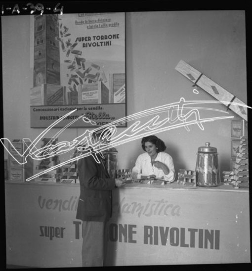 Fiera Campionaria di Vicenza 1946 : Stand della Ditta Torrone Rivoltini. pellicola - negativo bianco e nero fto mm 60x60