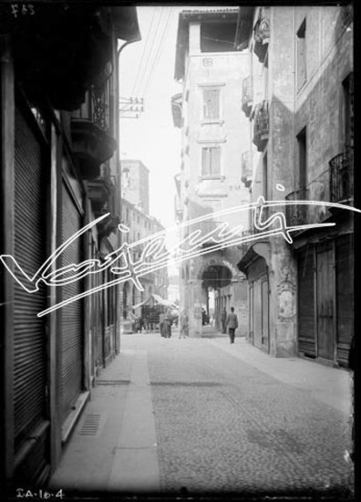 Contrà Muschieria - Contrà Garibaldi. lastra di vetro - negativo bianco e nero fto mm 130x180