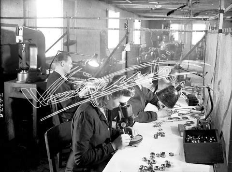 Laboratorio artigiano : minuteria meccanica. lastra di vetro - negativo bianco e nero fto mm 180x240