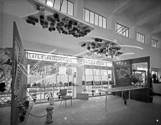 Fiera Campionaria di Vicenza 1949 : Stand Filatura di Grignasco. Lastra di vetro - negativo bianco e nero fto mm 240X300