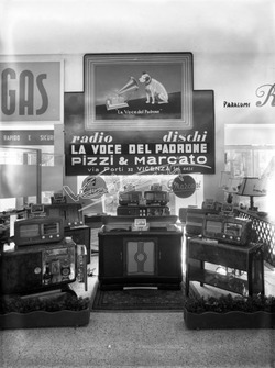 Fiera Campionaria di Vicenza 1949 Stand della ditta Pizzi Marcato Fiera Campionaria di Vicenza 1949 Stand della ditta Pizzi Marcato
