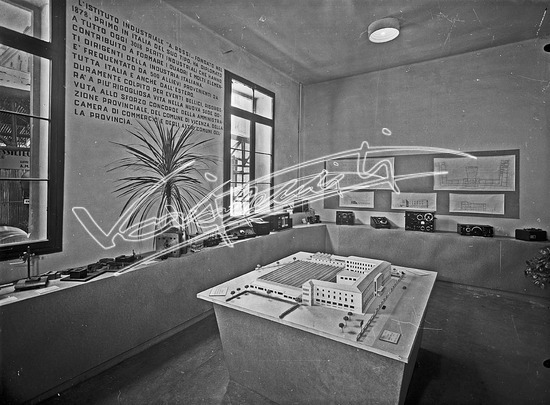 Fiera Campionaria di Vicenza 1952: Stand dell`Istituto Industriale di Stato A. Rossi. lastra di vetro - negativo bianco e nero fto mm 180x240
