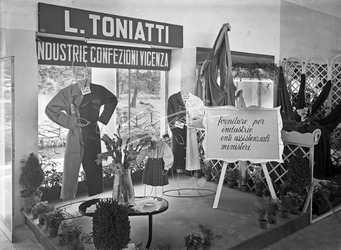 Fiera Campionaria di Vicenza 1949 Stand L. Toniatti Confezioni