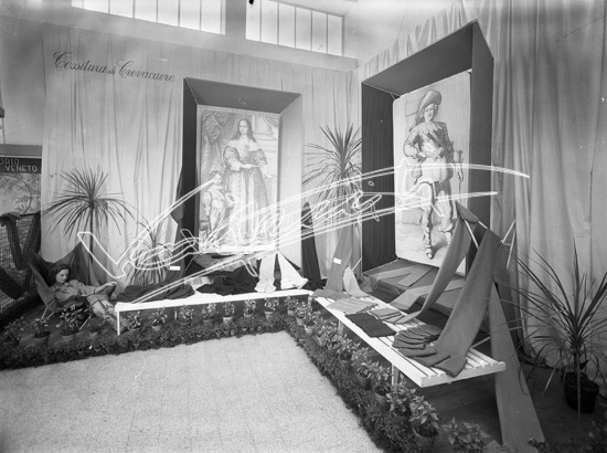 Fiera Campionaria di Vicenza 1951: Stand della Tessitura di Crevacuore. lastra di vetro - negativo bianco e nero fto mm 180x240