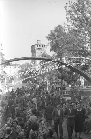 Fiera Campionaria di Vicenza 1946 : Pubblico. pellicola-negativo bianco e nero 24X36