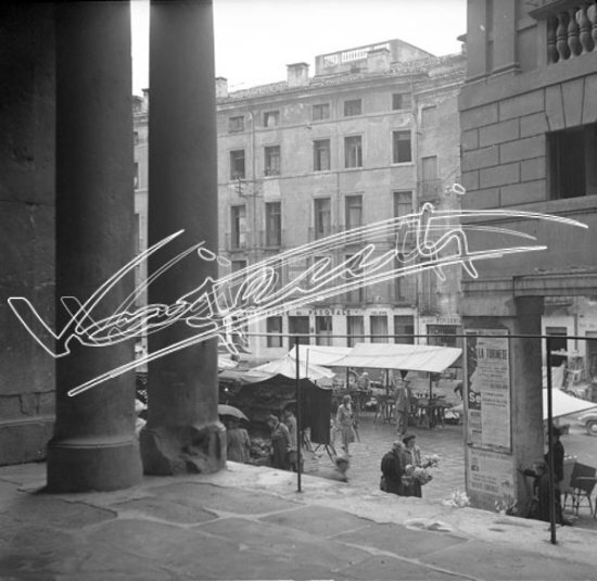 Piazza delle Erbe. pellicola-negativo colore -6X6