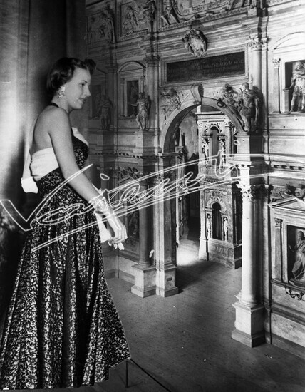 Fiera Campionaria di Vicenza 1949: Alta Moda al Teatro Olimpico. Lastra di vetro - negativo bianco e nero fto mm 130X180