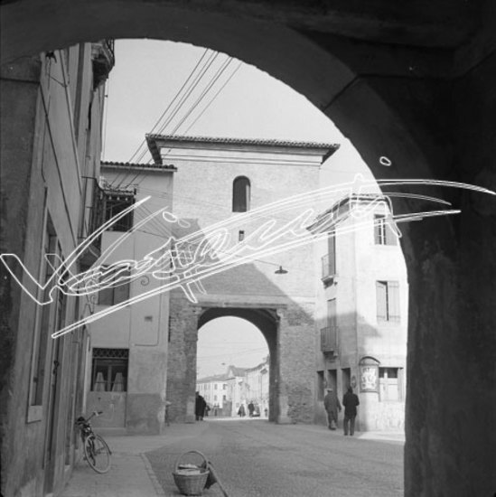 Porta Santa Lucia. pellicola - negativo bianco e nero fto mm 60x60