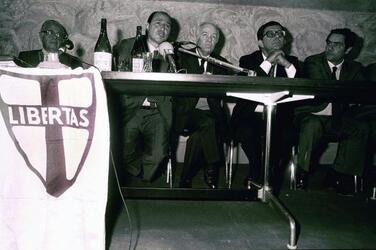 GIOVANNI GIOVANNINI SILVIO BERLUSCONI EDILIO RUSCONI MAURO BUBBICO CLEMENTE MASTELLA POLITICO DC 1982 giovane