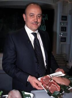 PAOLO BEDONI CON ALCUNI TAGLI DI CARNE