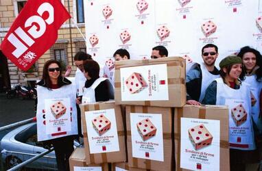 RACCOLTA DI FIRME ARTICOLO 18 DELLO STATUTO DEI LAVORATORI DA PARTE DELLA CGIL