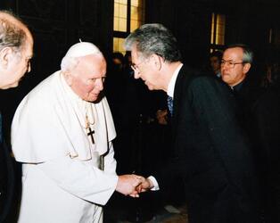 MARIO MONTI con Papa Giovanni Paolo II nel 2001