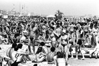 vacanze anni settanta turismo MARE SPIAGGIA CALDO TURISTI