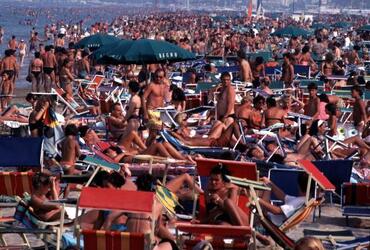 SPIAGGIA SPIAGGE ESTATE MARE CALDO TURISTI TURISMO BAGNANTI STABILIMENTO BALNEARE