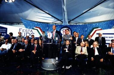 MARCO FOLLINI DURANTE IL COMIZIO DI CHIUSURA DELLA FESTA UDC A FIUGGI bandiere