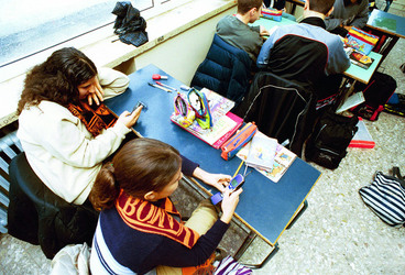 SCUOLA MEDIA CELLULARE CELLULARI TELEFONIA MOBILE TELEFONINO TELEFONINI IN UNA CLASSE DURANTE LE LEZIONI GIOVANI studenti