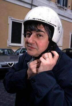 ERMETE REALACCI CASCO IN MOTORINO