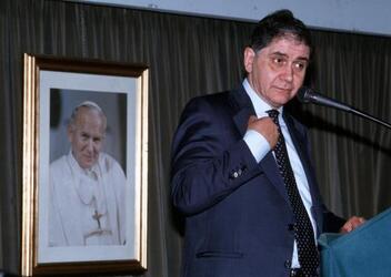 ROCCO BUTTIGLIONE CON UN IMMAGINE DEL PAPA