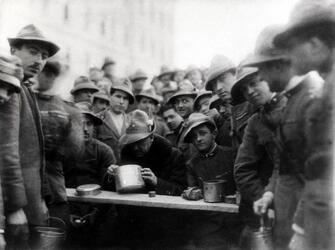 GABRIELE D ANNUNZIO poeta A FIUME