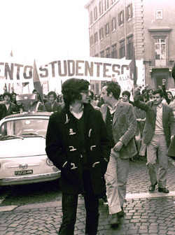 WALTER VELTRONI giovane PAOLO FRANCHI MANIFESTAZIONE STUDENTESCA ANNI SETTANTA 1973 VIA BOTTEGHE OSCURE