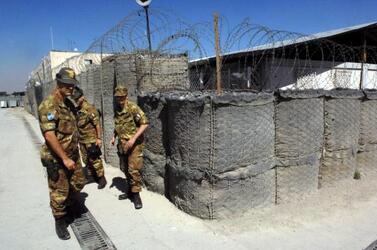 CONTINGENTE ITALIANO IN AFGHANISTAN MILITARI NATO CAMP INVICTA ISAF KABUL AFGHANISTAN