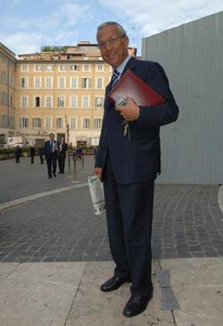 OSVALDO NAPOLI POLITICO FI