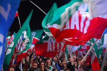 MANIFESTAZIONE CDL 2 12 2006 2 DICEMBRE 2006 PIAZZA SAN GIOVANNI FORZA ITALIA BANDIERE ALLEANZA NAZIONALE BANDIERE CONTRO FINANZIARIA