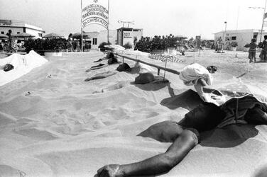 vacanze anni settanta turismo MARE SPIAGGIA CALDO SABBIATURE TURISTI